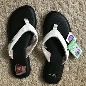 NWT Sanuk sandals